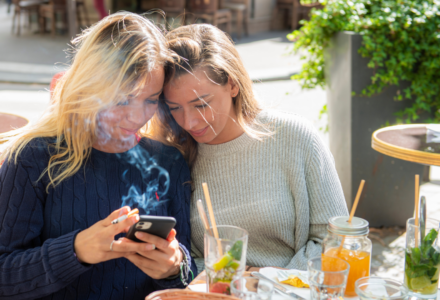 ragazze fumano aperitivo